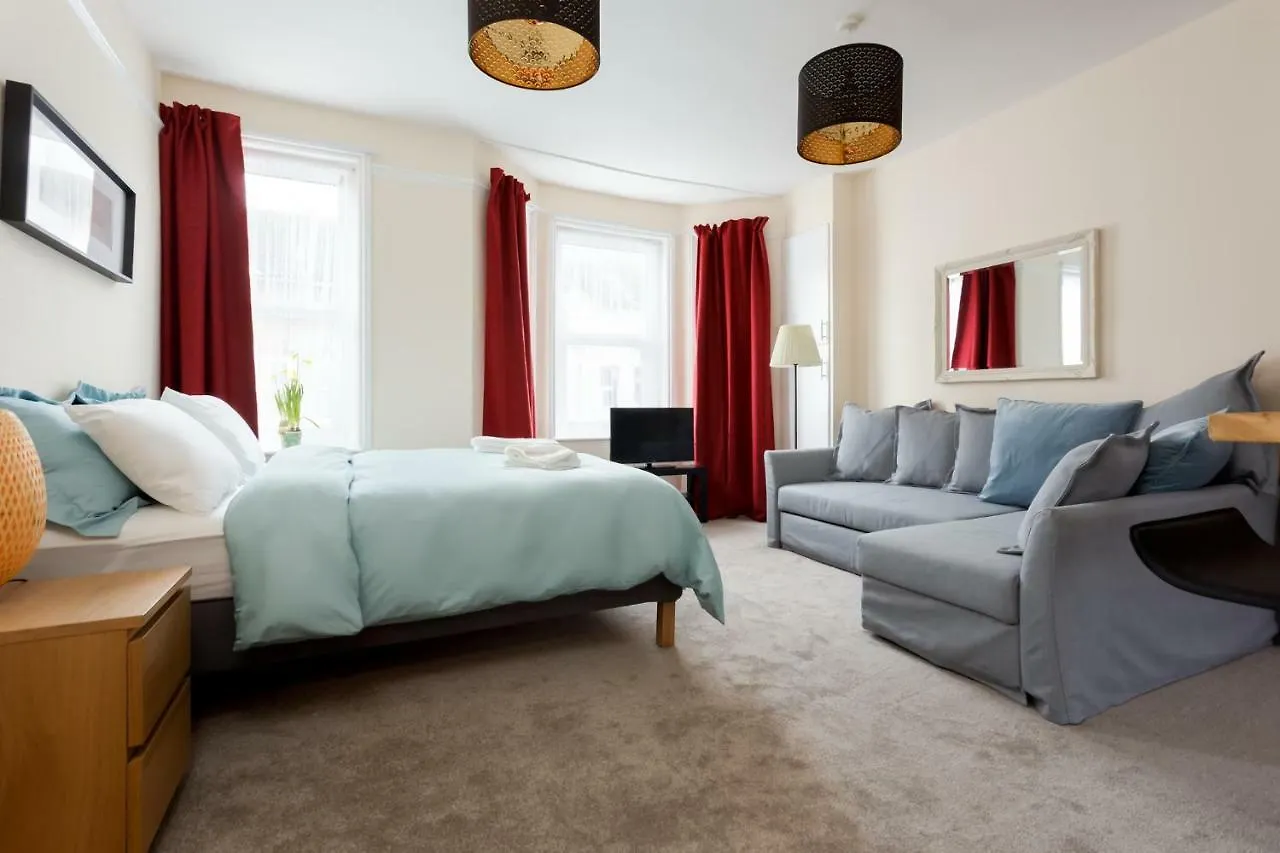 Stylish Town Centre Apartment Close To Beach And Shops بورنماوث