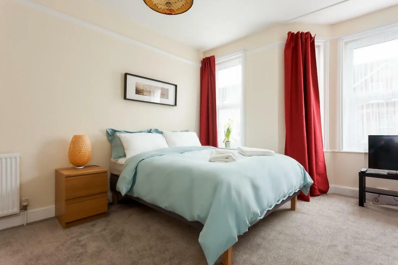 Stylish Town Centre Apartment Close To Beach And Shops بورنماوث