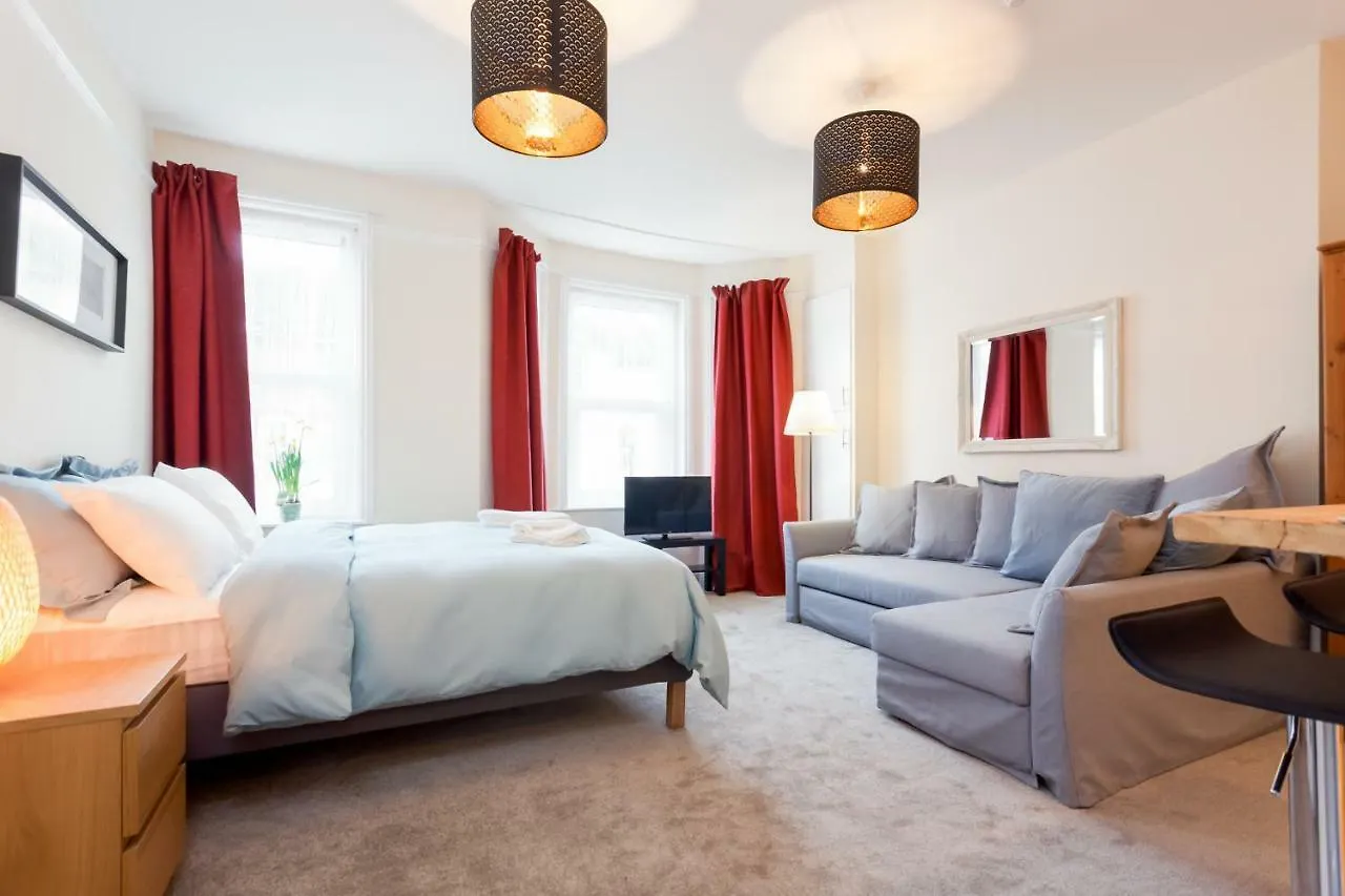 Stylish Town Centre Apartment Close To Beach And Shops بورنماوث