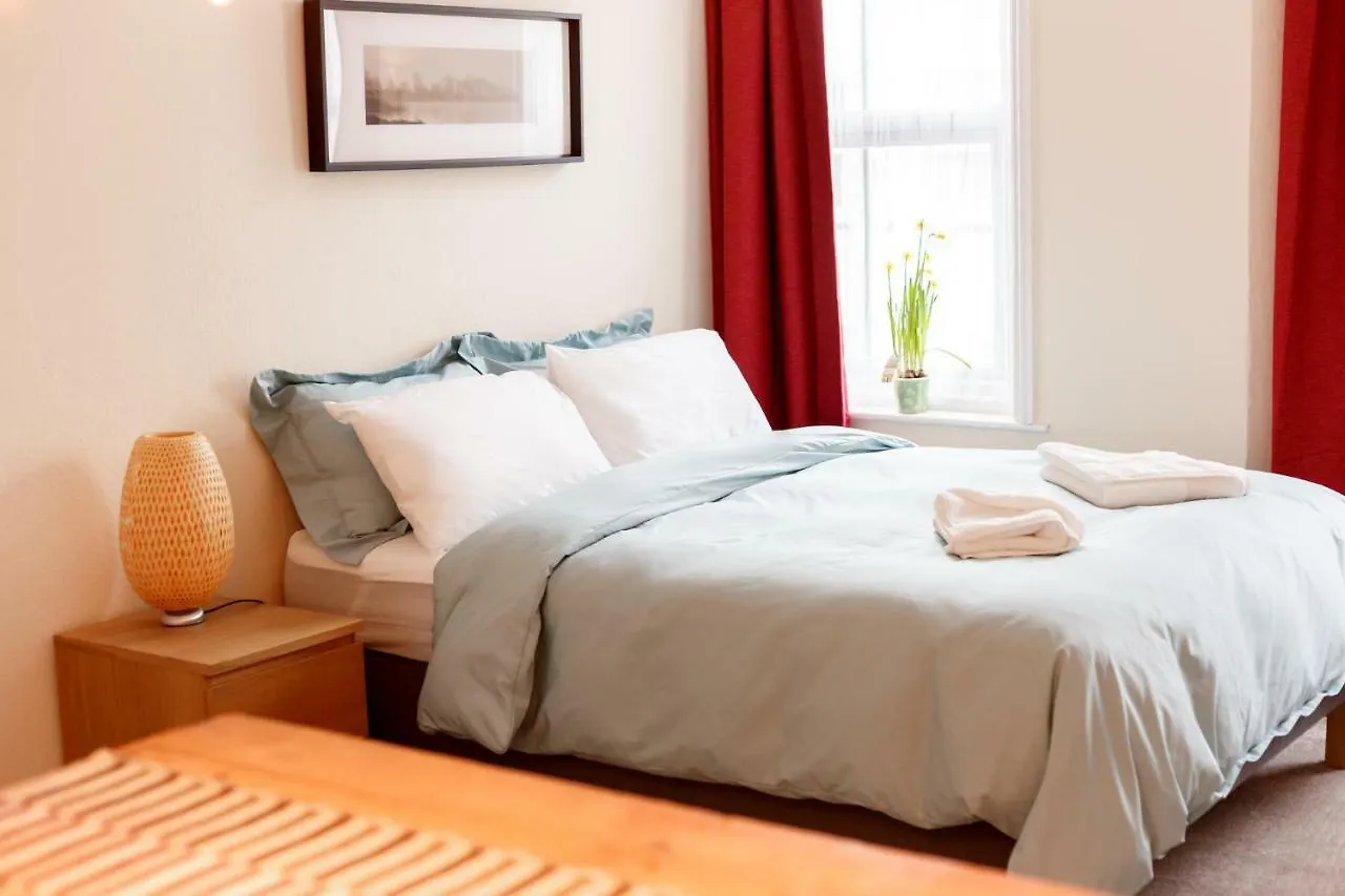 Stylish Town Centre Apartment Close To Beach And Shops بورنماوث