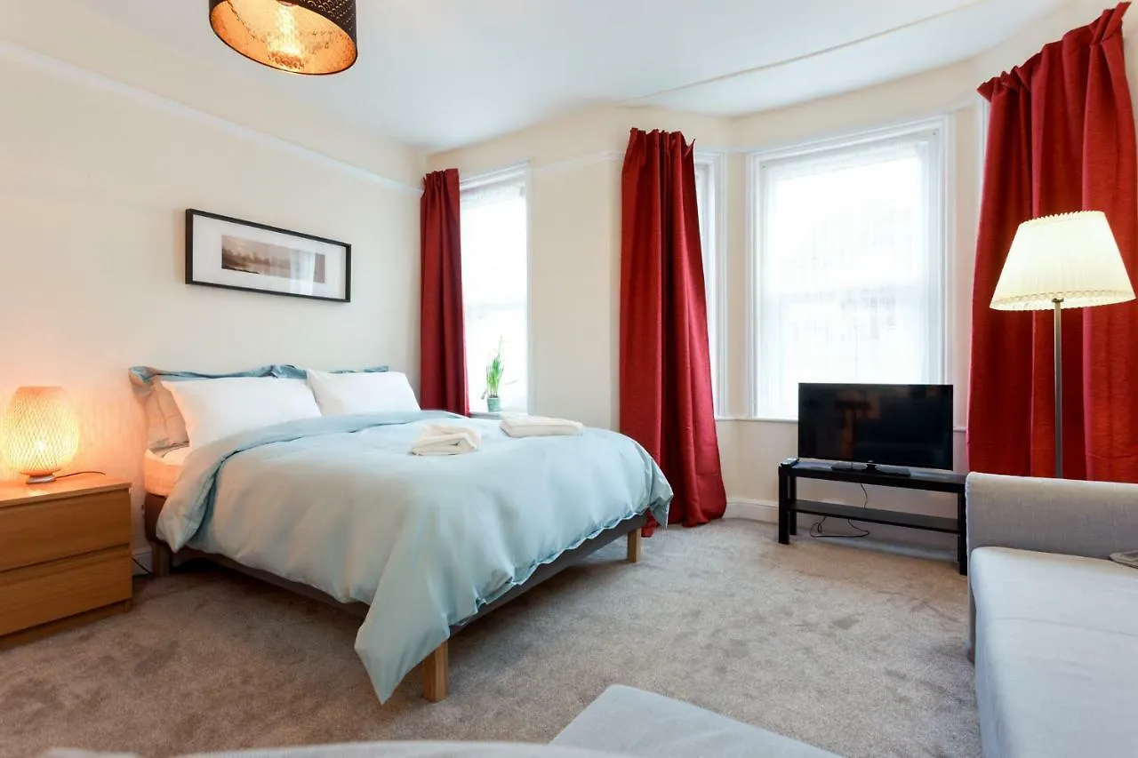 Stylish Town Centre Apartment Close To Beach And Shops بورنماوث 0*,